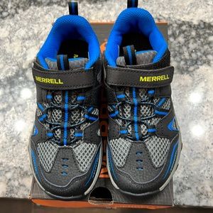Boy’s Merrell sneakers